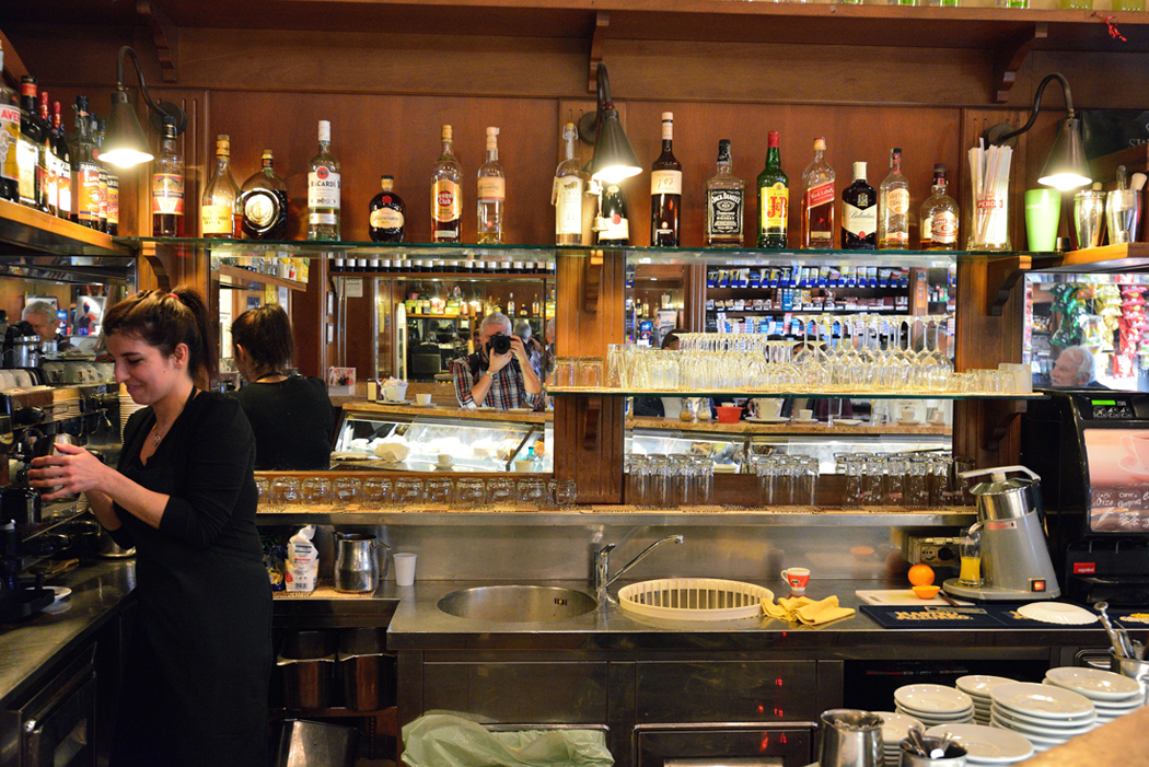 Cafe in Rom.jpg