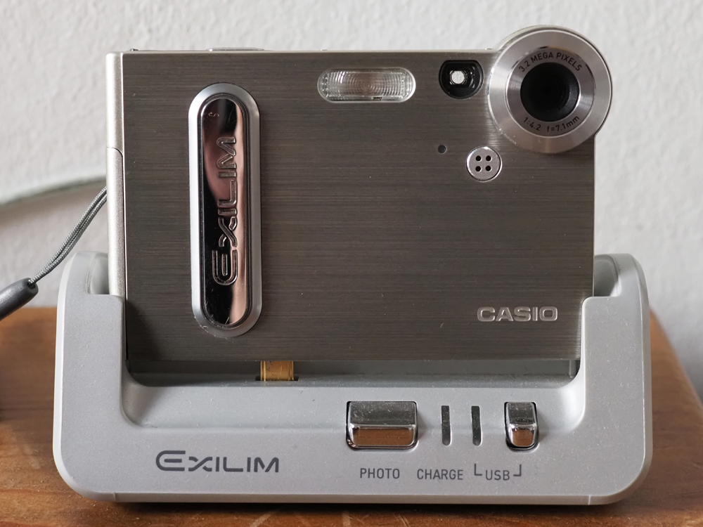 Casio Exilim EX-S3 Front.jpg