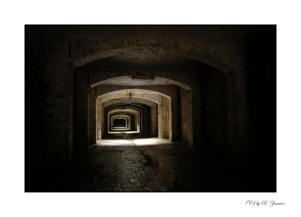 CAtacombes ....hier der bekannte düstere Gang... ;)