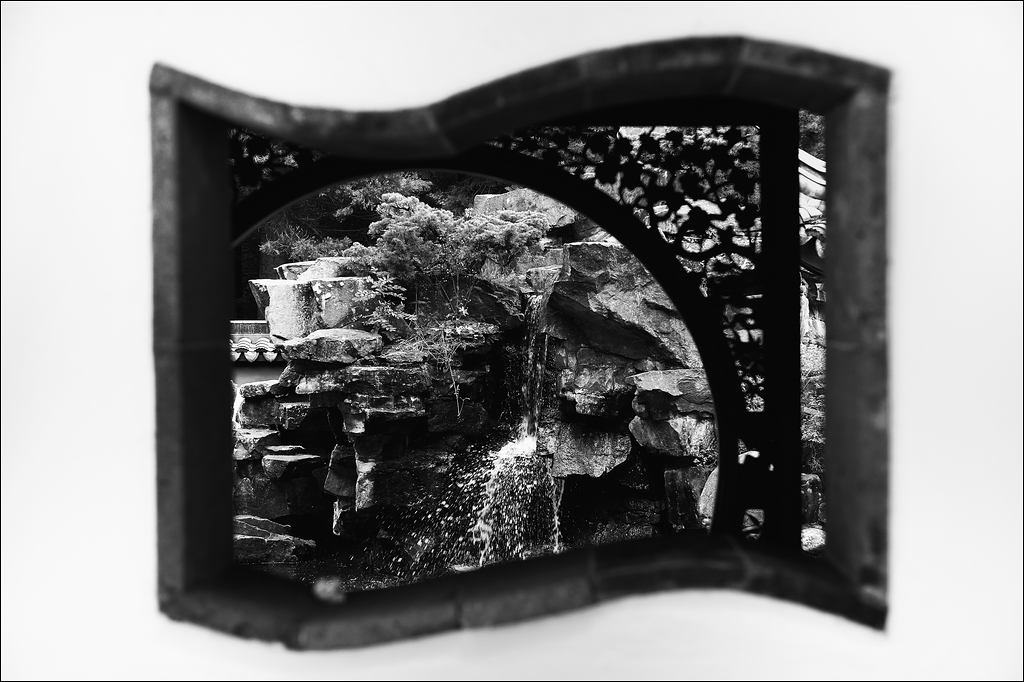 Chinesischer Garten - Bochum - 15.09.2012 - Fenster mit Wasserfall
