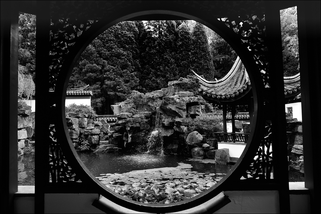 Chinesischer Garten - Bochum - 15.09.2012 - Wasserfall im runden Fenster