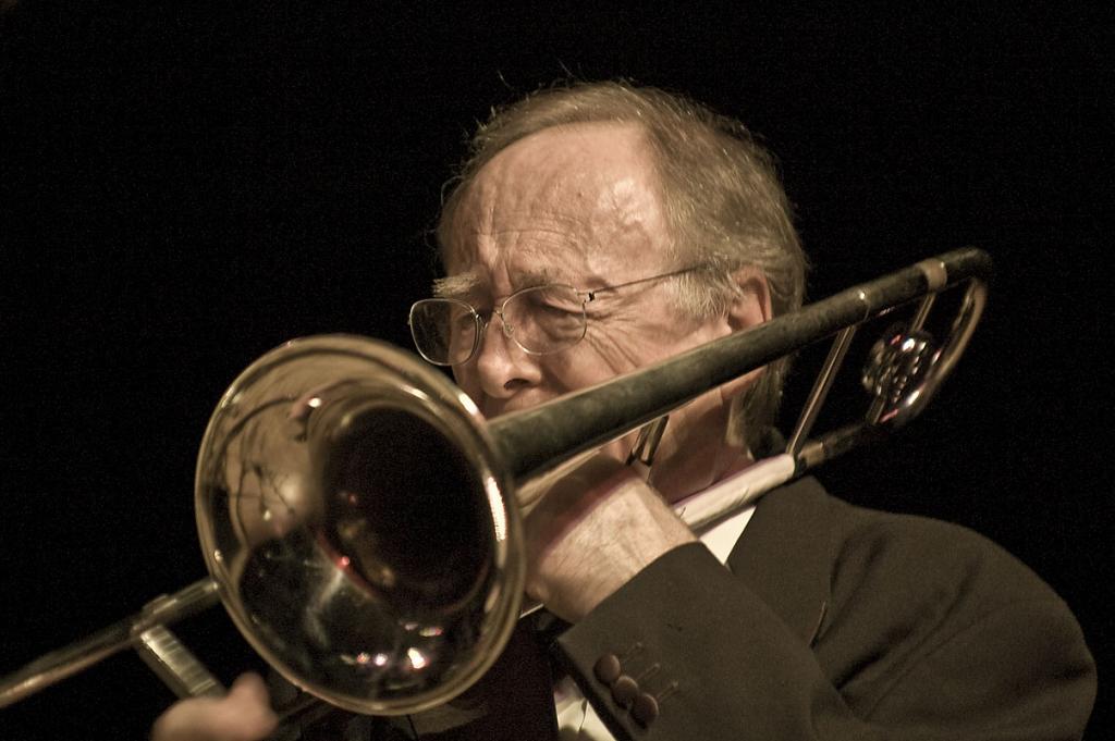 Chris Barber 2007 Bremen

Chris Barber * 17. April 1930 in Welwyn Garden City, ist ein britischer Posaunist, Kontrabassist, Sänger und Jazz-Bandleader