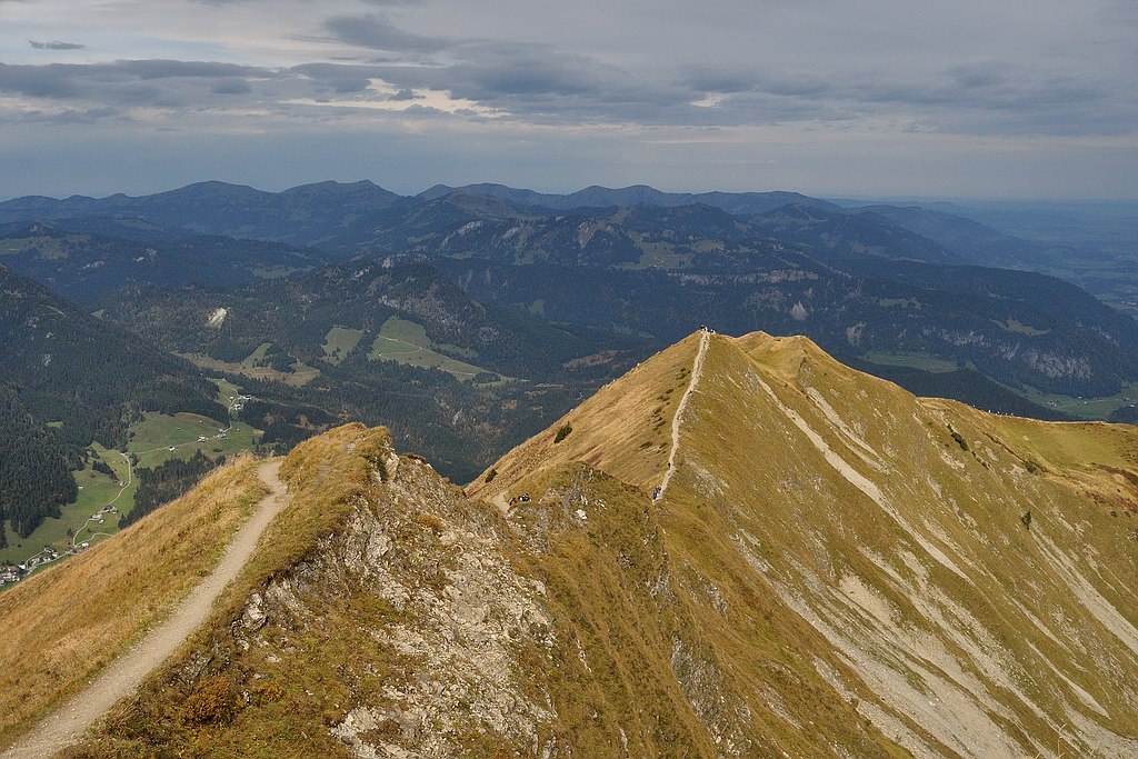 comp DSC 1137 bearbeitet

Gratwanderweg vom Fellhorn zum Schlappolt und weiter zum Söller