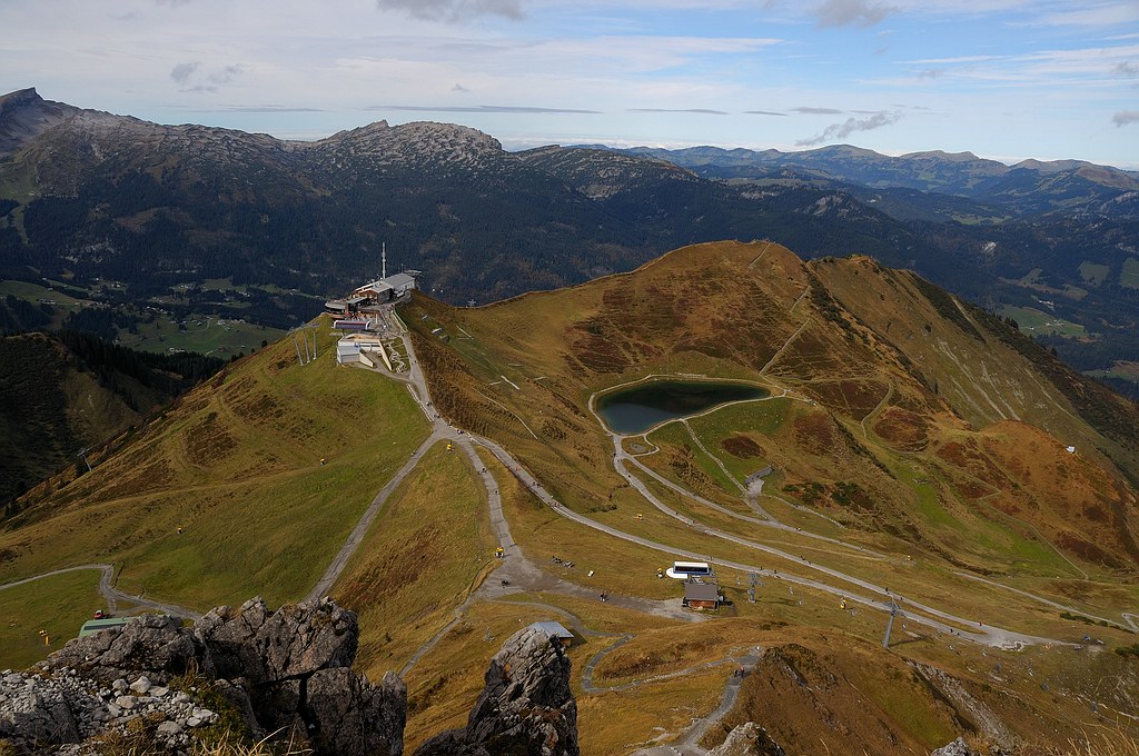 comp DSC 1355 bearbeitet

Bergstation Kanzelwand vom Gipfel aus gesehen