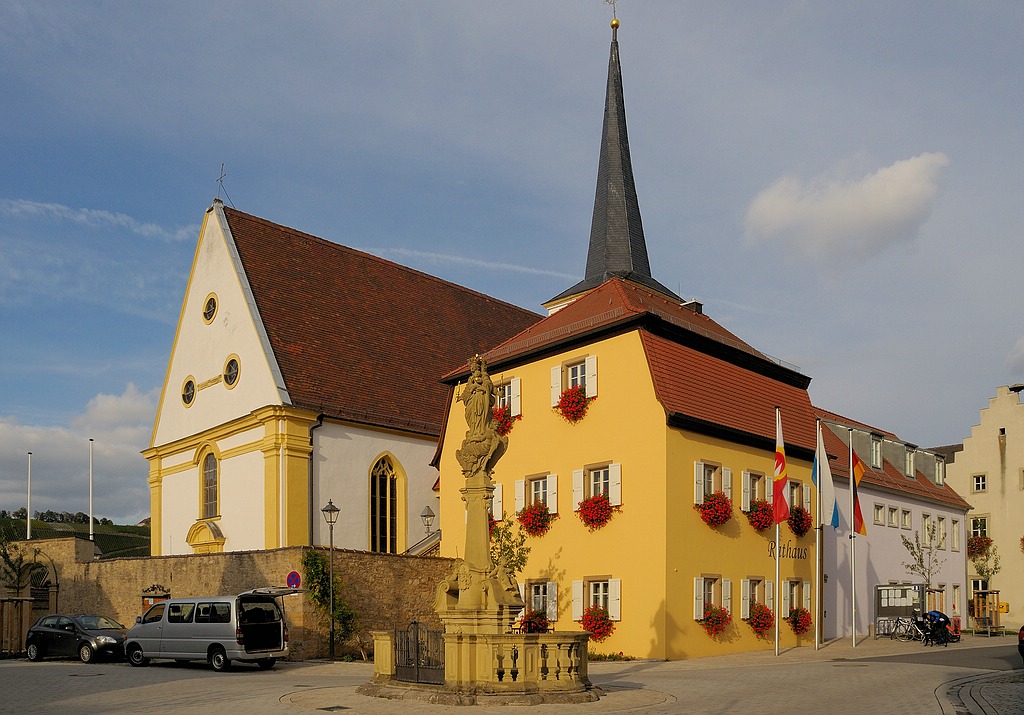 comp DSC 1456 bearbeitet ShiftN

Katholische Pfarrkirche St. Laurentius und Rathaus in Nordheim am Main