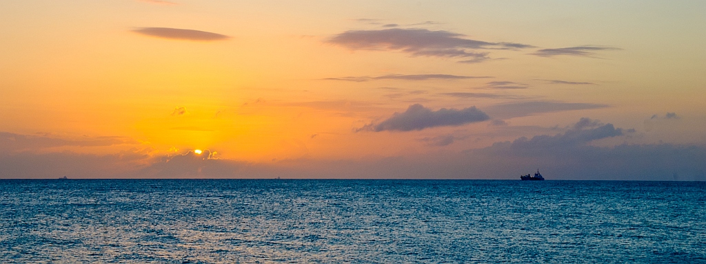comp Sunrise Kühlungsborn D70DSC 3417

Blick von der Seebrücke Kühlungsborn über die Ostsee zur Schifffahrtsroute Warnemünde - Scandinavien