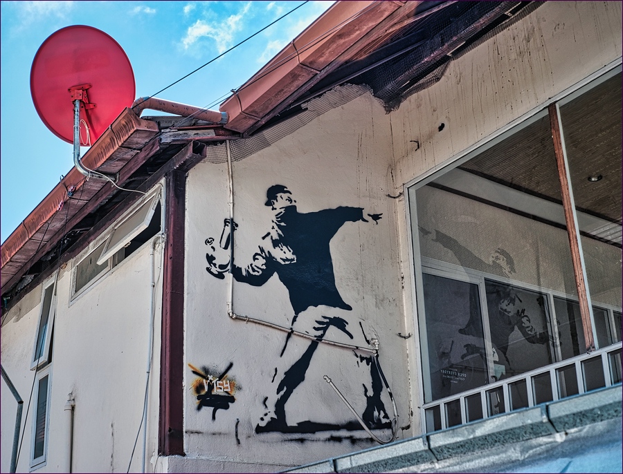 comp_2Banksy-lumi.jpg