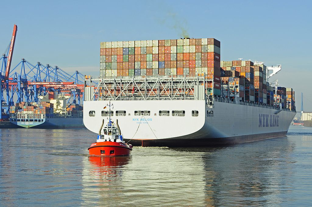 Containerfrachter 50mm comp Nikon F