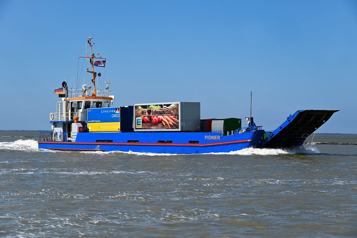 Containerfrachter Bensersiel.jpg
