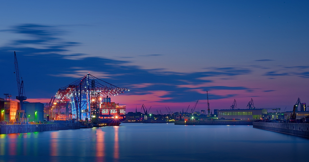 Containerterminal Tollerort Hamburg abends