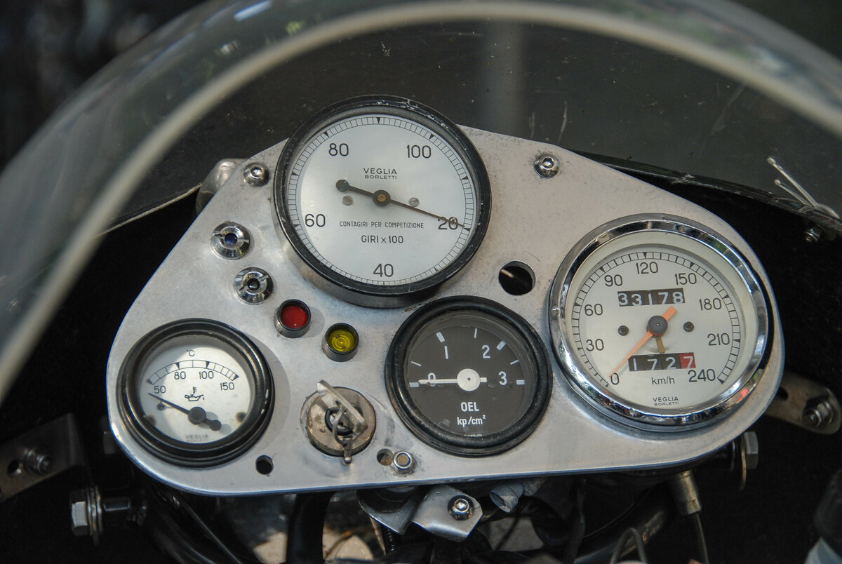 Custom Motorradarmatur.jpg