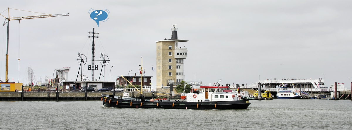 Cuxhavener Innenhafen vom Wasser aus gesehen.