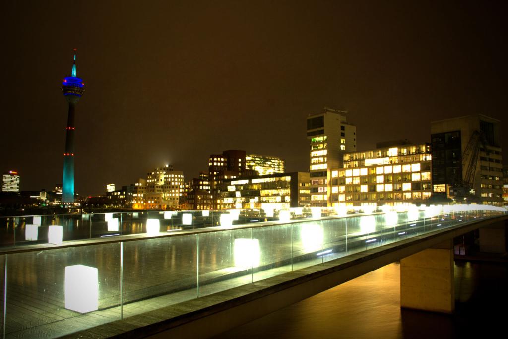 Düsseldorf Medienhafen mit Rheinturm