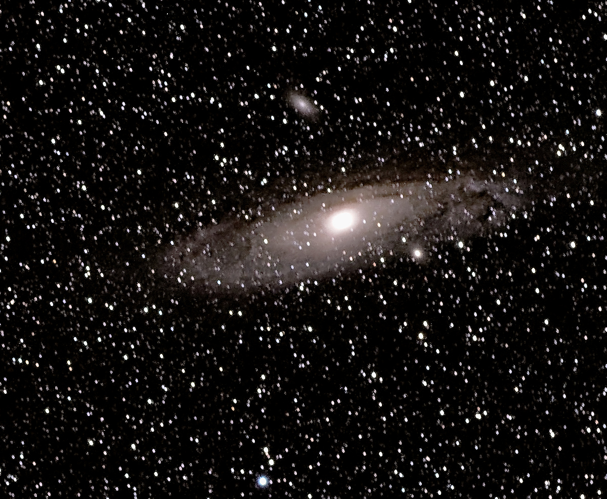 D55 5310 DxO Xp M31
M31
Aufgenommen am 13.10.2018 bei Görne ( Havel/Sternenpark ) .Belichtet 1x 55.8 sec mit Nikon D5500a (UV/IR Filter ersetzt geg. A