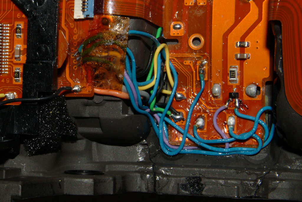 D80 mit defektem AE-L/AF-L-Knopf, am Blitzschuh zerbrochenem Oberteil und Abriss der Leiterbahnen: Oberteil geklebt, alle Kontakte wieder verbunden, A