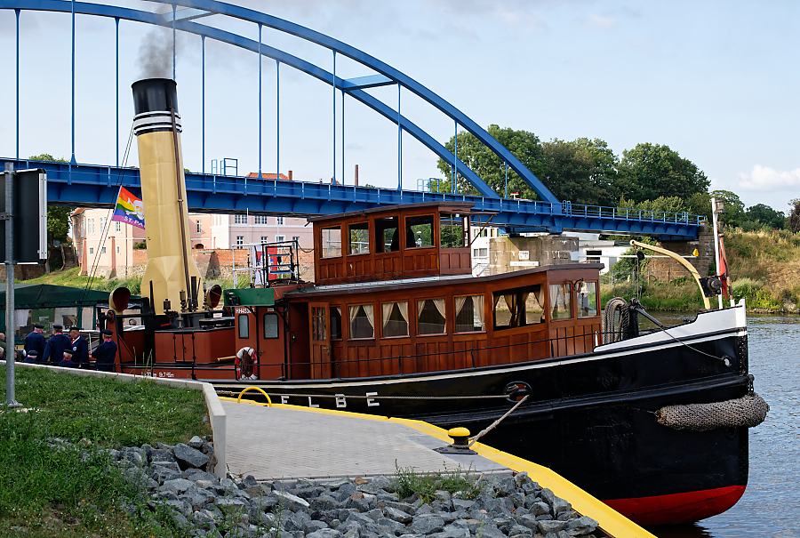 Dampfeisbrecher Elbe 2.jpg