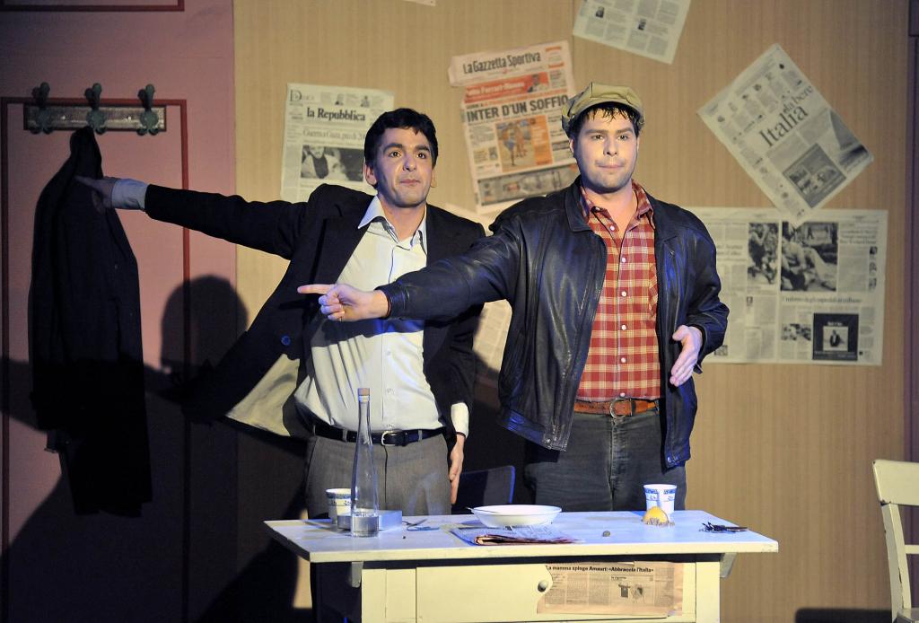 Dario Fos Groteske „Bezahlt wird nicht“ im Landestheater Dinkelsbühl mit Andreas Peteratzinger und Felix von Frantzius (v. l.)
