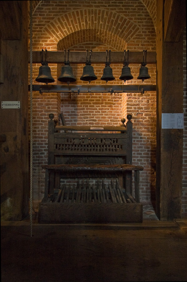 Das alte Glockenspiel der Westerkerk in Amsterdam. Aufgenommen mit dem 18-200VR bei 18mm; entzerrt mit PTLens.
