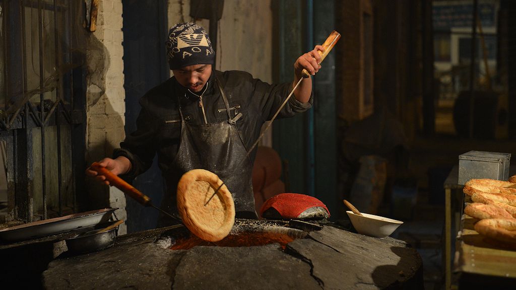 Das Brot wird in einem Steinofen gebacken.
(1687)