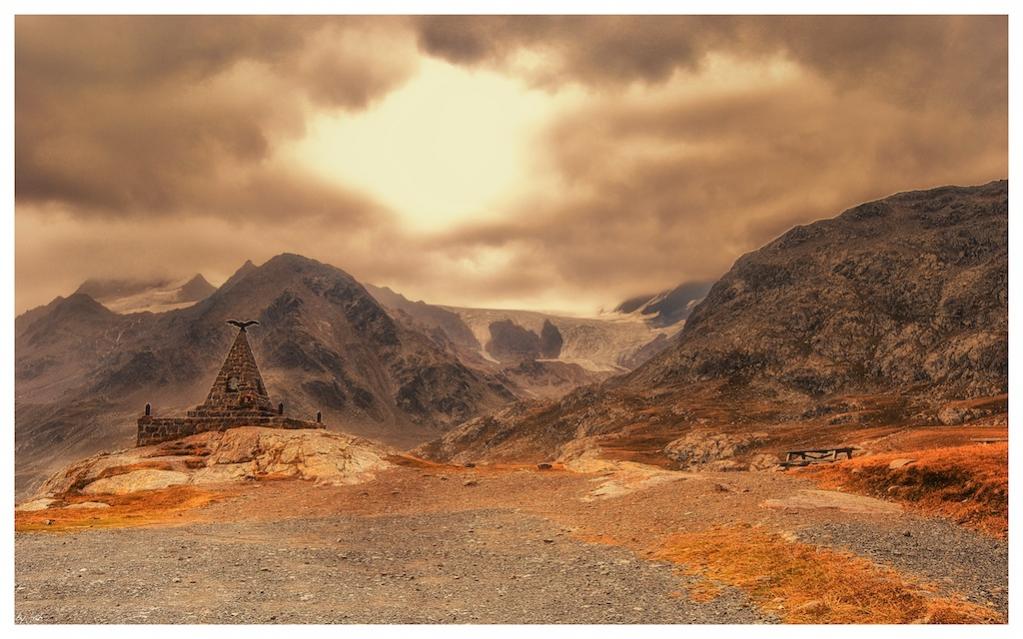Das Gavia-Denkmal
Mehr Fotos und Geschichten:
http://gebirgsrenner.blogspot.com