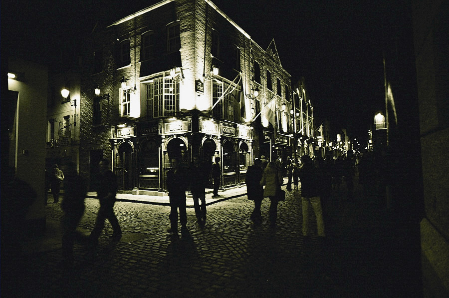 Das ist mein erster Versuch hier was hochzuladen -- entstanden nach mehreren Guinness auf XP2 in meiner F2. Leider nur ein schlechter Laborscan (und k