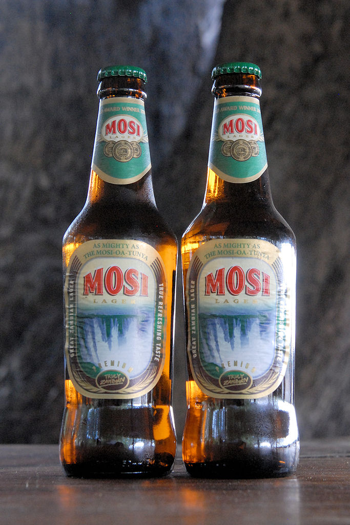 Das sambische Mosi - Bier
ist nach den Viktorifällen benannt,
den die einheimischen Kololo Mosi oa Tyuna nennen,
zu deutsch "Donnernder Rauch".
Es hat