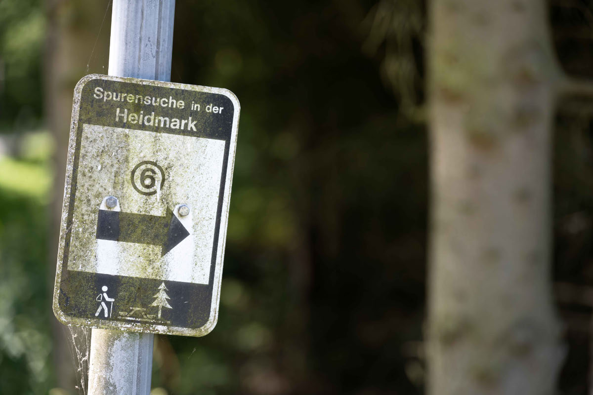 Das Schild hängt schief.jpg