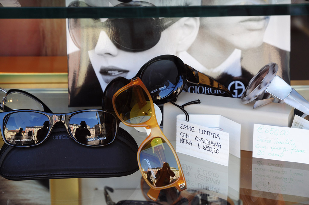 DC Sunglasses Triest
Diese Auslage in Triest mit immens teuren Sonnenbrillen musste ich einfach fotografieren.