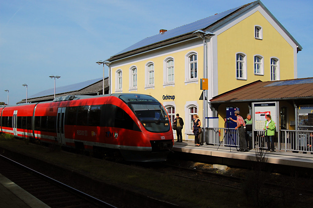 Der Bahnhof Ochtrup wurde vor Jahren richtig schön renoviert. Hier hält gerade der Standardtriebwagen "Talent" der Strecke Münster-Enschede (NL).