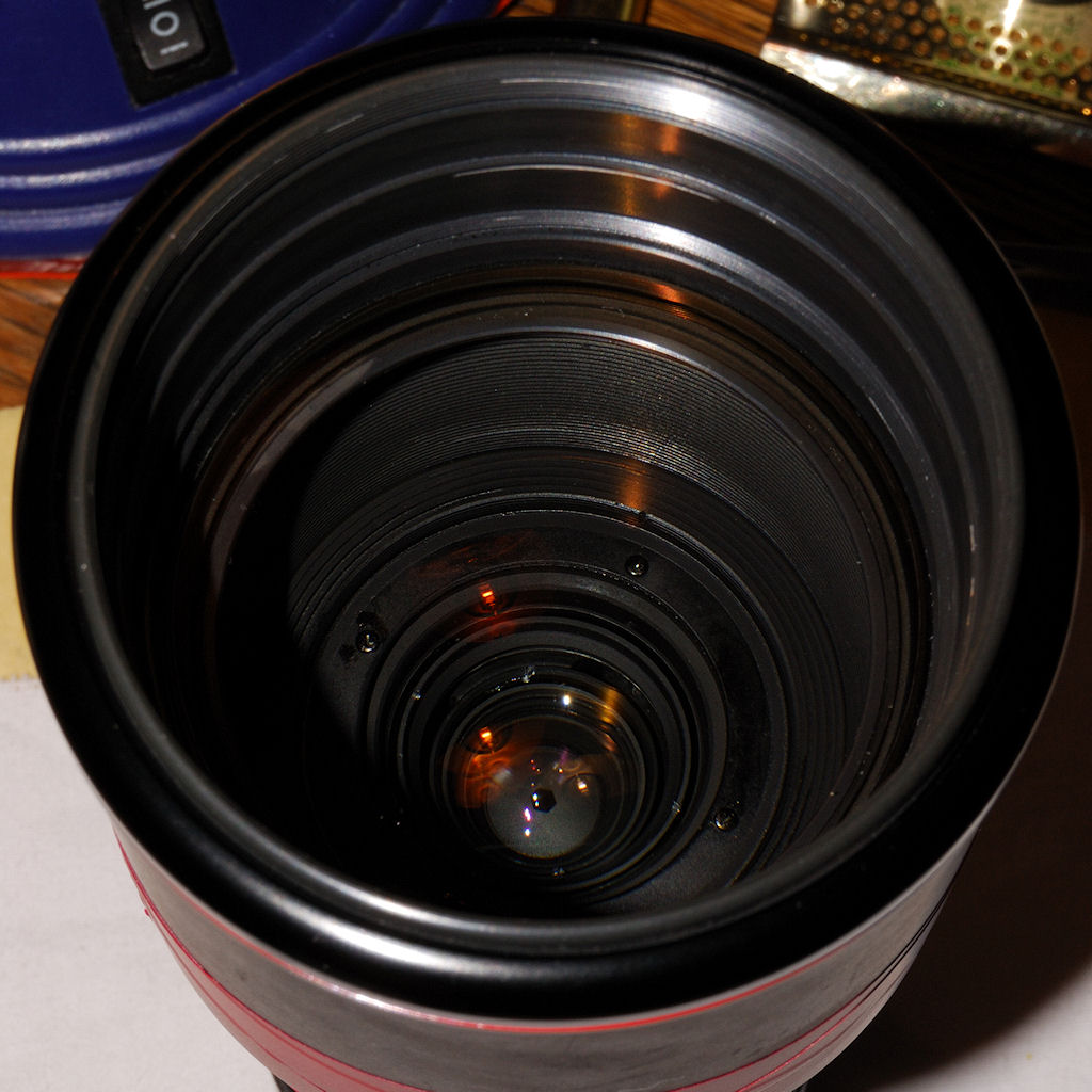 Der Fronttubus eines uralten SIGMA AF 400mm f/5.6 für Nikon, ohne die vordersten zwei LD-Linsen und das Front-Schutzglas.