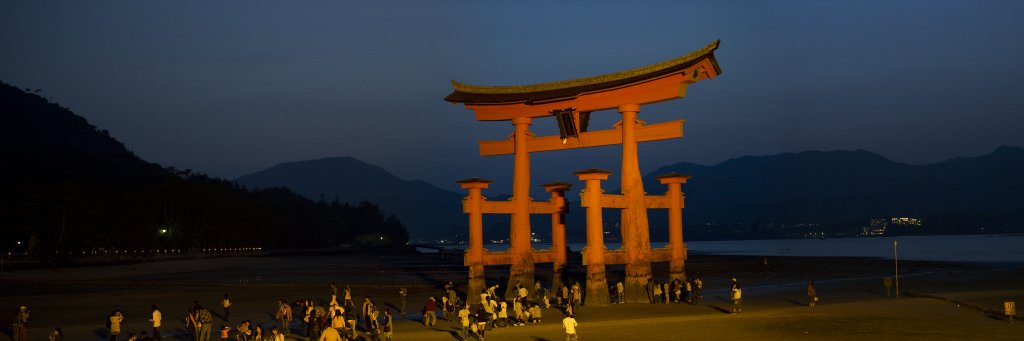 Der Itsukushima zur späten blauenStunde.

Es ist ein Shintō-Schrein auf der Insel Miyajima in Hatsukaichi in der Präfektur Hiroshima in Japan.