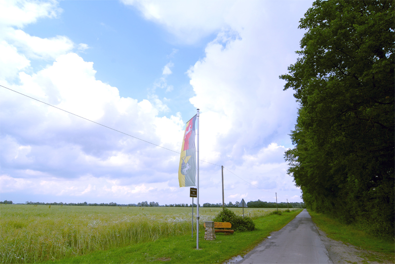 Der Mittelpunkt von Niedersachsen.

Hoyerhagen ist der geographische Mittelpunkt und das drittgrößte Dorf Niedersachsens. Die Ausmessung erfolgte 2001