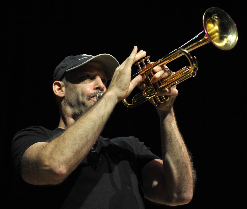 Der New Yorker Trompeter und Jazzkomponist Michael Philipp Mossman trat mit den „Time Bandits“ auf, der Big Band der Fürther Musikschule.