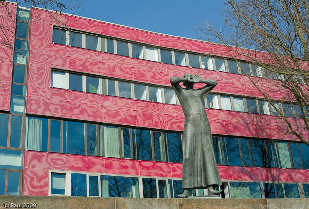 Der Rufer (Barlach) vor dem Fernseh- und Rundfunkstudio Radio Bremen.