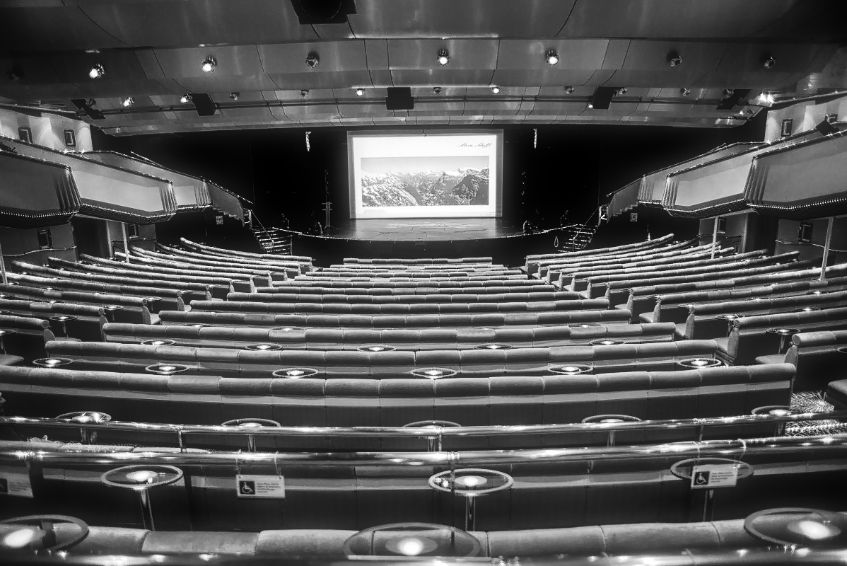 Der Saal BW.jpg