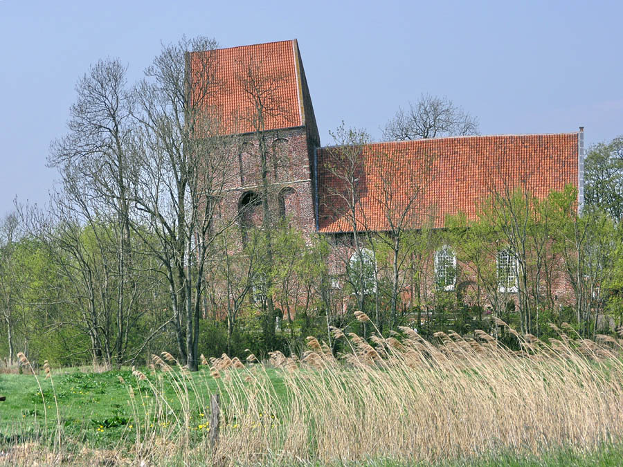 Der schiefste Turm der Welt

Suurhusen ist ein Ort nördlich von Emden in Ostfriesland und wurde früher auch Zuiderhusen (Süderhusen) genannt, wohl in 