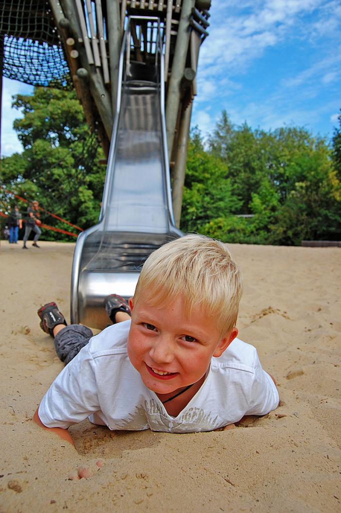 Der Sohn meines Kumpel nach dem Rutschen auf dem Bauch