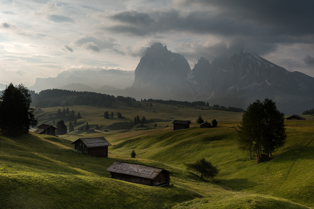 Der Tag erwacht auf der Seiser Alm.