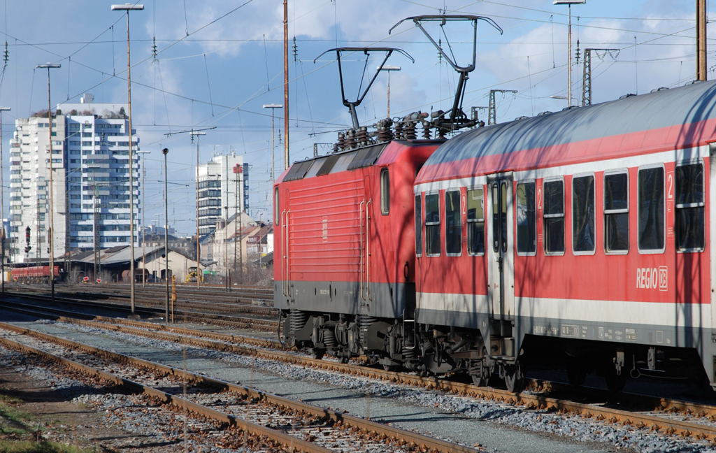 Die 143 325-9 wartet am 24.01.2009 abgestellt mit einem Regionalzug im östlichen Vorfeld des Fürther Hbf.