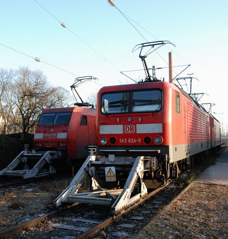 Die 152 112-9 und die 143 624-5 am Abend des 03.01.2009 im Bahnbetriebswerk Nürnberg.