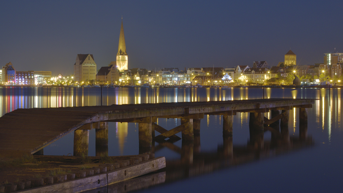Die andere Seite der Warnow zeigt dann die abendliche Schönheit der Stadtkulisse