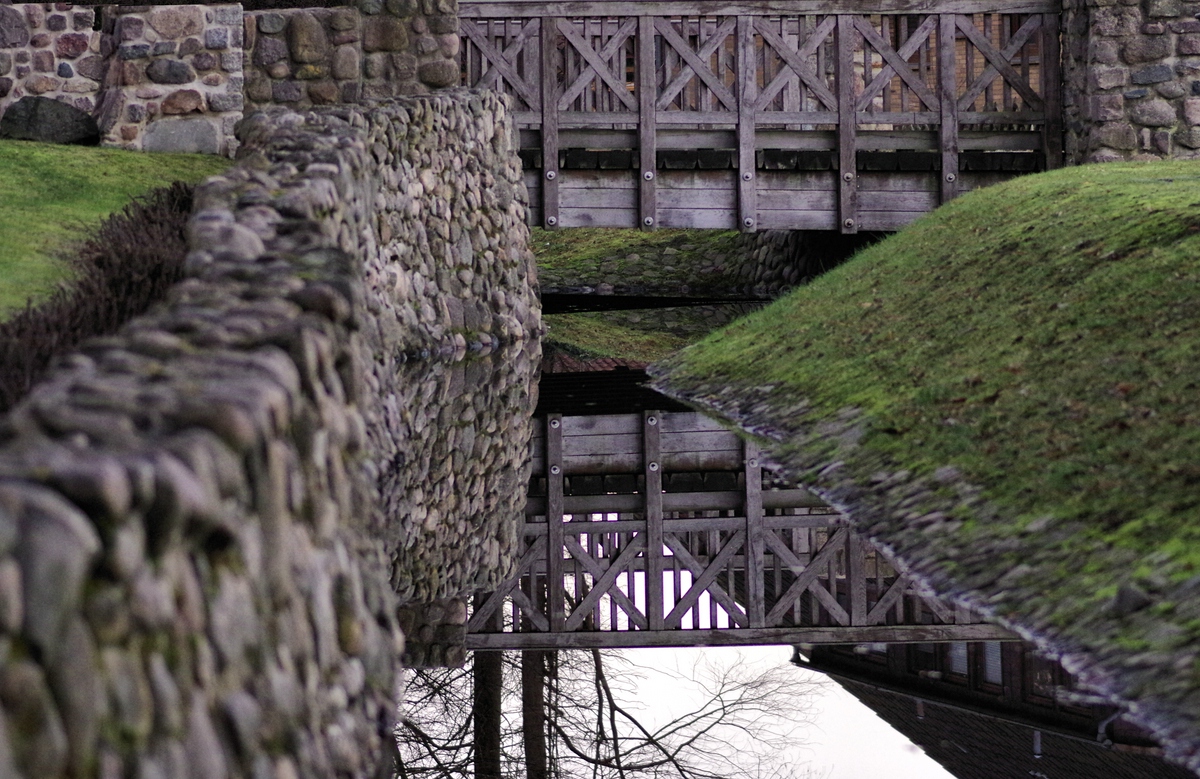 Die Brücke über den Wassergraben.jpg