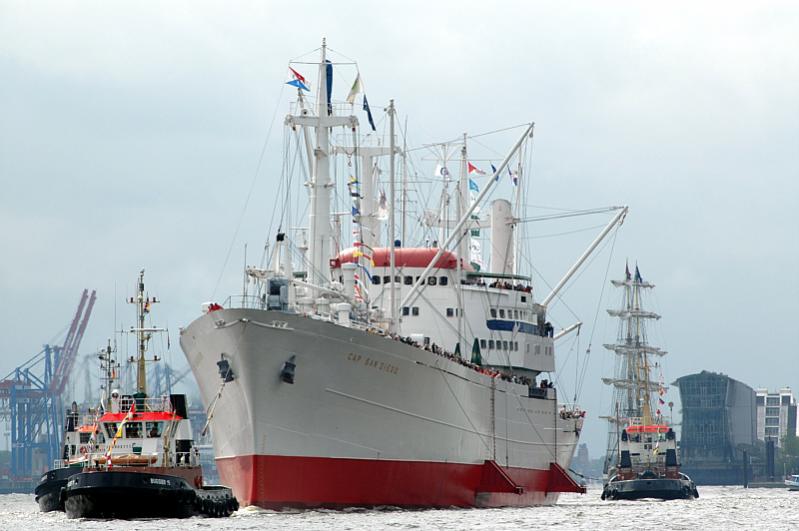 Die Cap San Diego wird von einem Schlepper in den Hamburger Hafen gezogen.