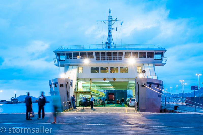 Die Fähre "Jadran" beim Beladen im Hafen von Split/Kroatien.