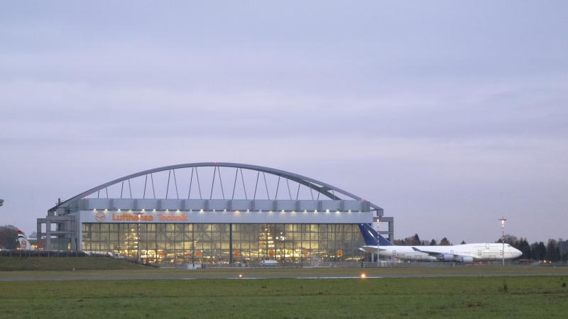 Die große Lufthansa Wartungshalle auf dem Airport Hamburg bei schlechten Lichtverhältnissen (ISO 800)