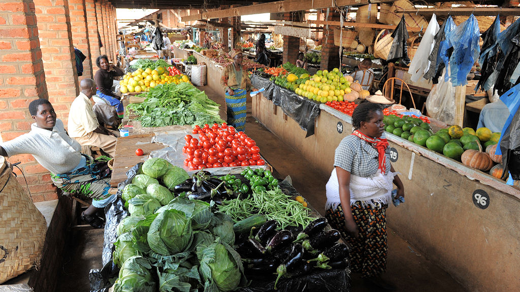 Die Händler für Obst und Gemüse sind in einer offenen Halle
s268 Markt 0093