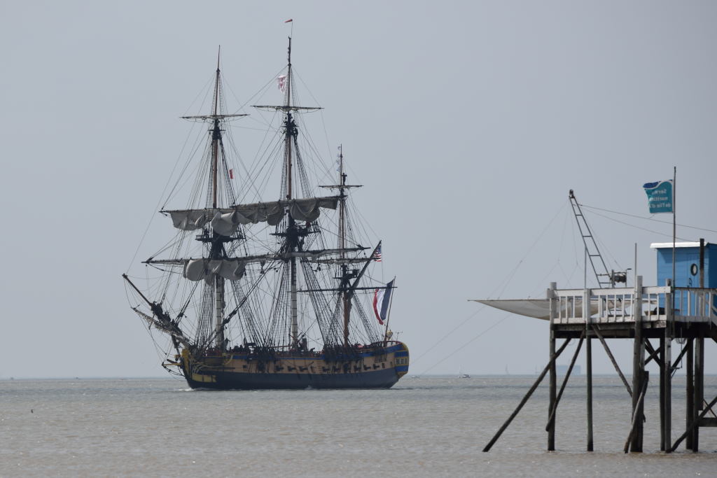 Die Hermione ist der Nachbau einer der Fregatten mit welchen der französiche General Lafayette 1780 den Amerikanern im Befreiungskrieg zu Hilfe gefahr