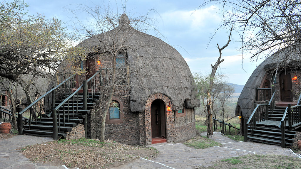 Die Hotelzimmer des Serena Serengeti sind in Rundhütten untergebracht.
2202