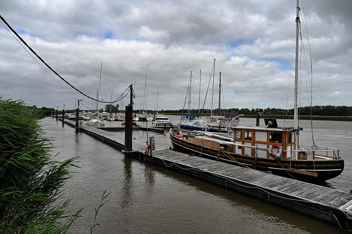 Die kleine Marina am Stellplatz.jpg