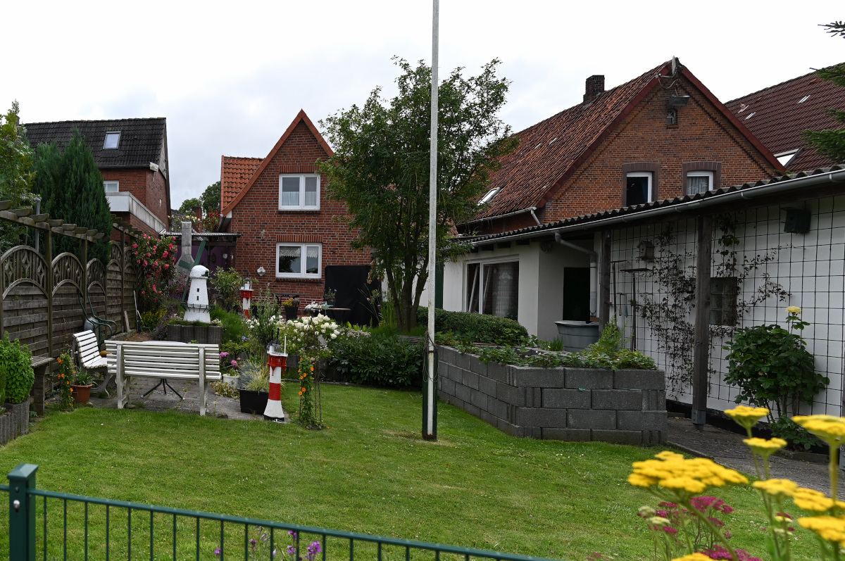 Die meisten Häuser haben Gärten u. Garagen auf der Rückseite.jpg